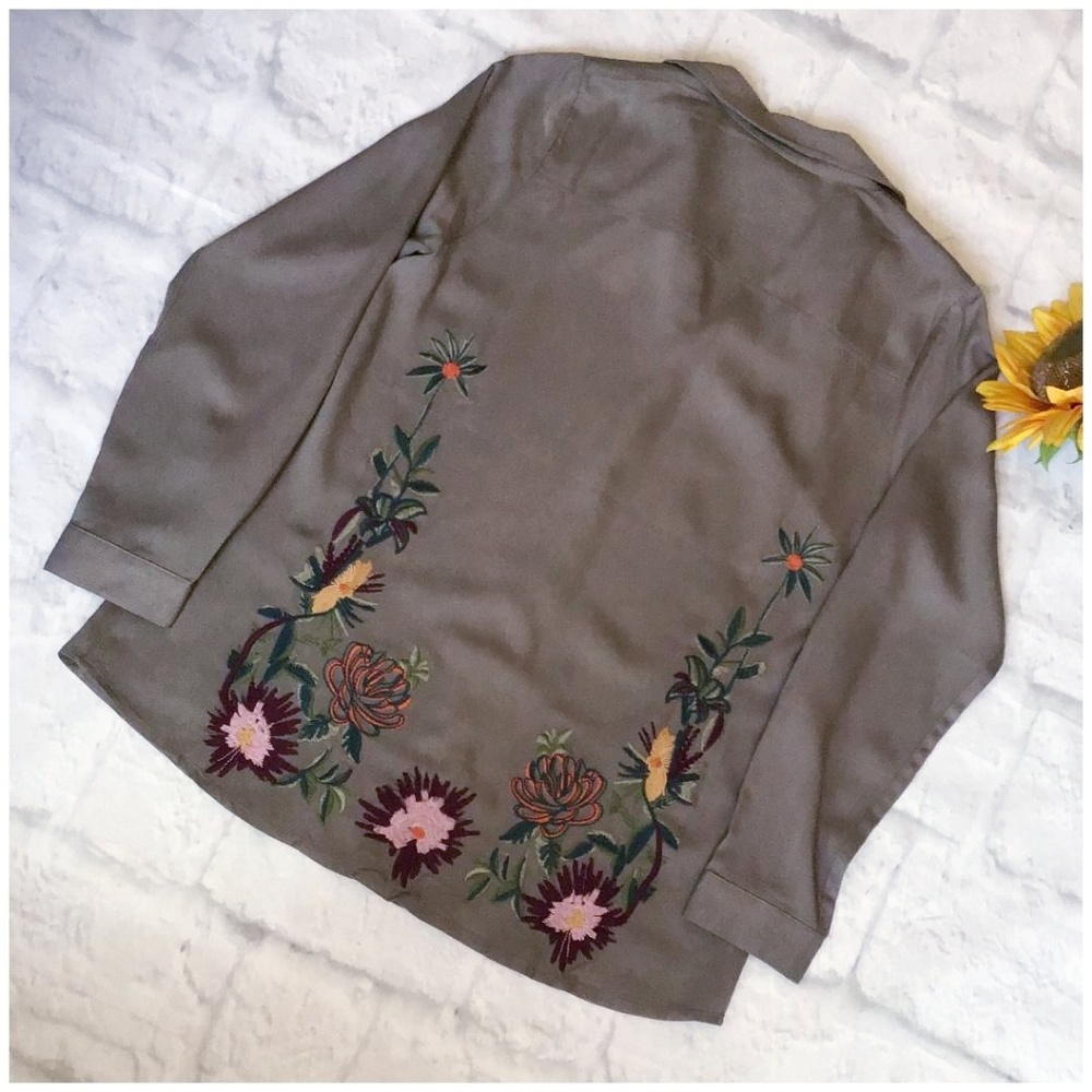 🎀HP🎀 Skies Are Blue Olive Embroidered Top - Picture 4 of 8